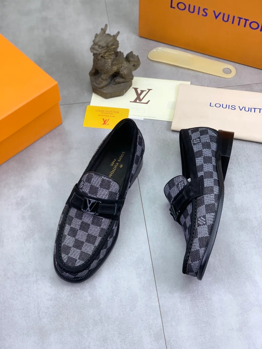 Men's men's shoes 💰P520 New style 💶[LOUIS VUITTON] Water-dyed Niuli Original order New style 🍀LV Louis Vuitton *——Top version of LV classic leather shoes! Made of imported original calfskin, original leather side strips and wear-resistant high-end rubber outsole! High quality products! Color: Black optional Size: 39-44 (45 customized)